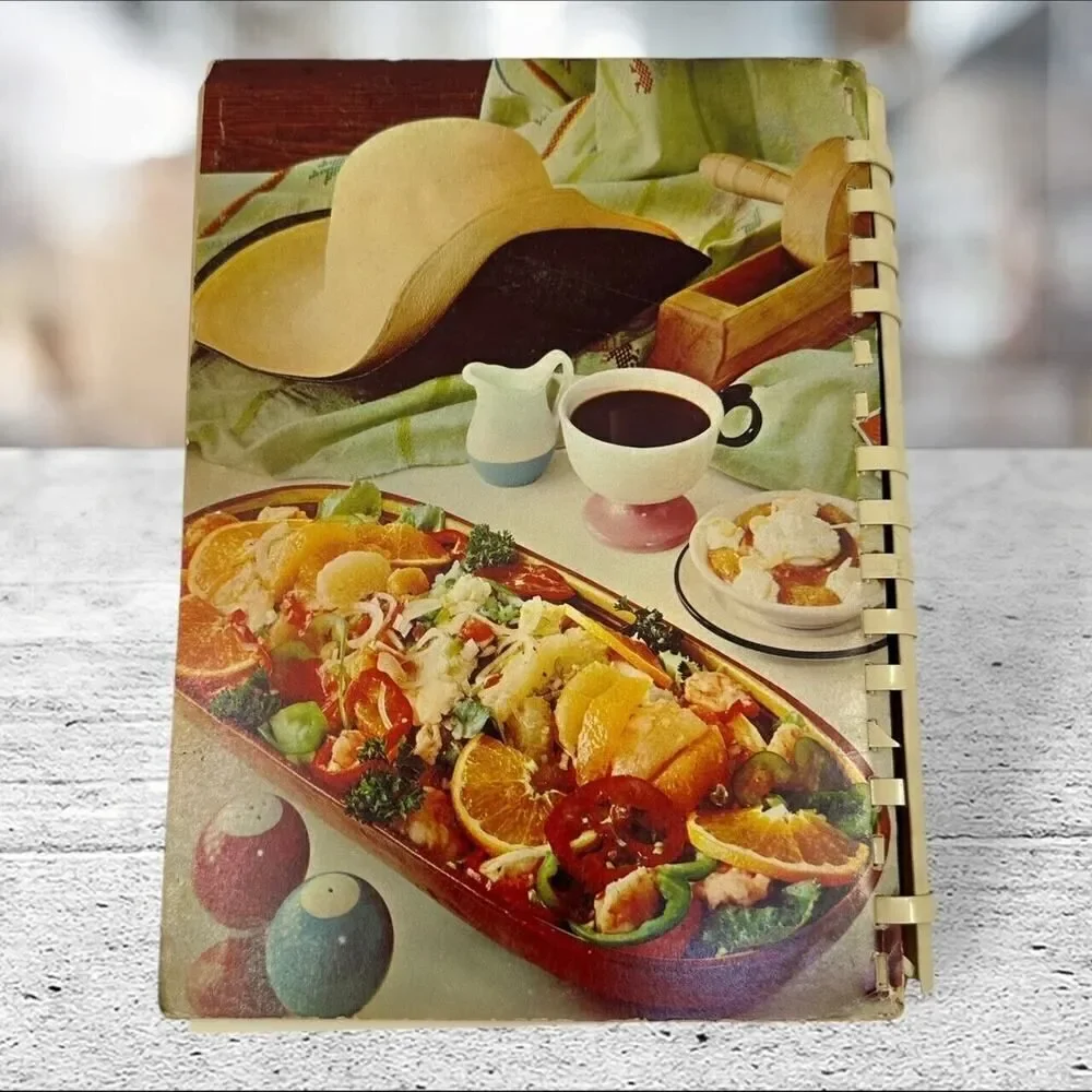Recipes on Parade Salads Military Officers Wives Cookbook‎ Vitg Multi Good 2000